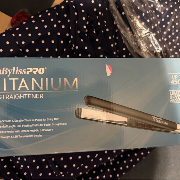 BaByliss Titanium Hair Straightener - Black and Silver - Picture 3 of 5